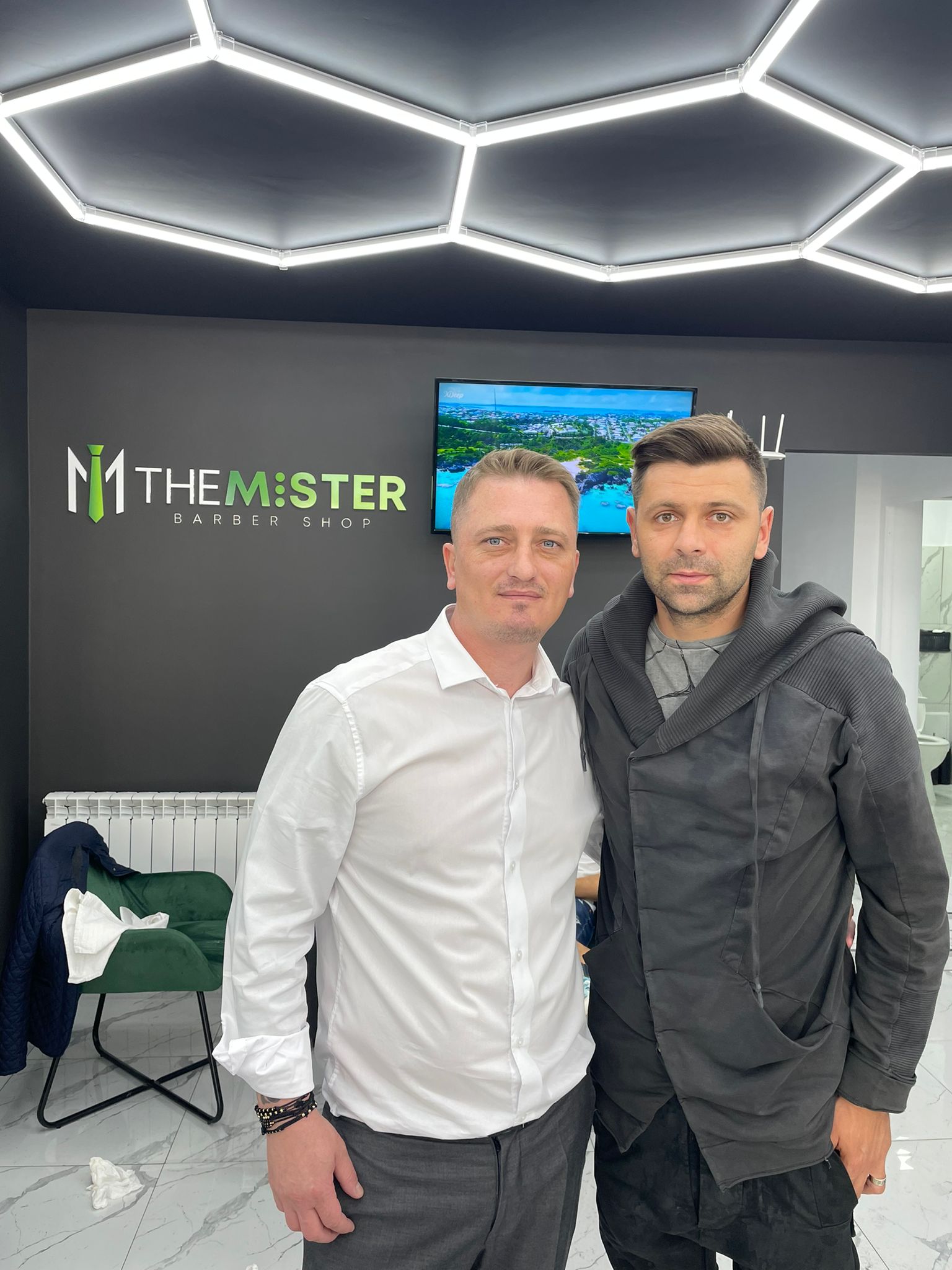 B95C7E19-BFD2-41BD-A59D-D7880B1D82AD